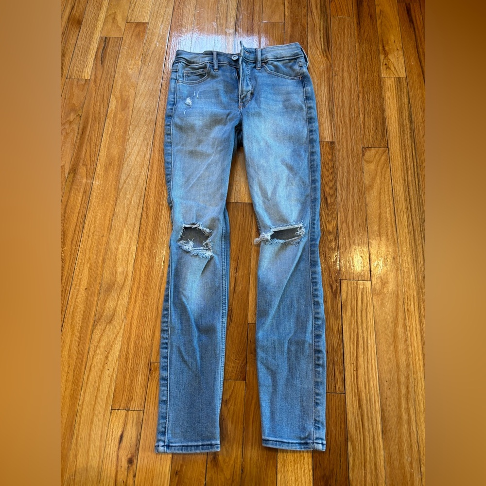 Light wash Hollister skinny jeans